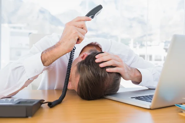 Irritált üzletember tartja a telefont — Stock Fotó