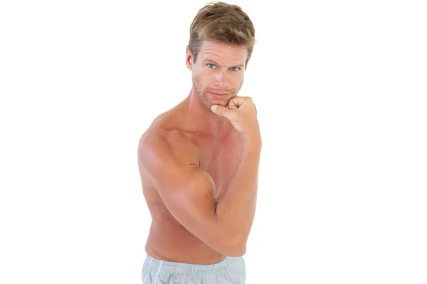 Descamisado atractivo hombre flexionar los músculos — Foto de Stock