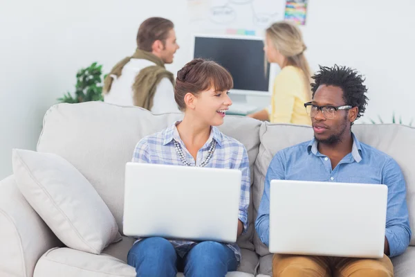 Paren van ontwerpers werkt samen met laptops — Stockfoto