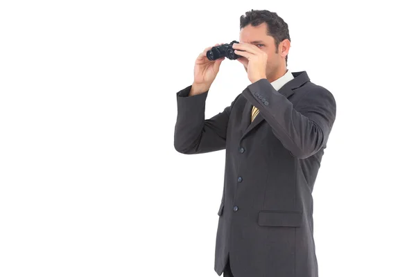 Hombre de negocios guapo con prismáticos — Foto de Stock