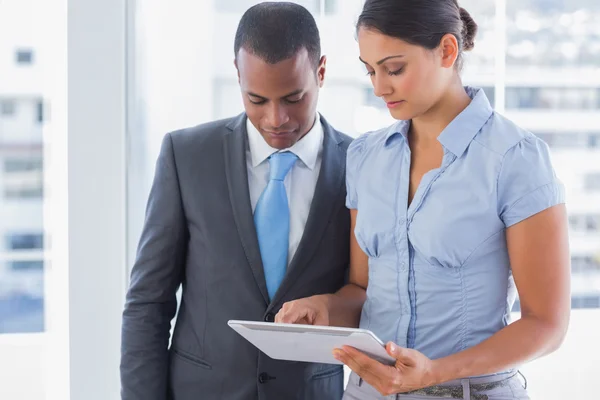 Business team guardando computer tablet — Foto Stock