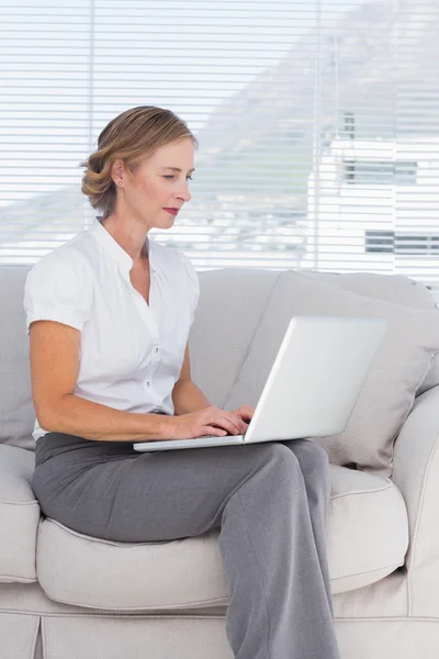 Businesswoman sitting on sofa — Stock Photo, Image