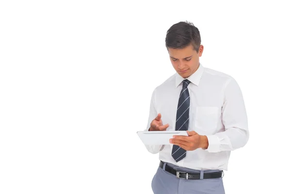 Hombre de negocios sonriente usando tableta — Foto de Stock