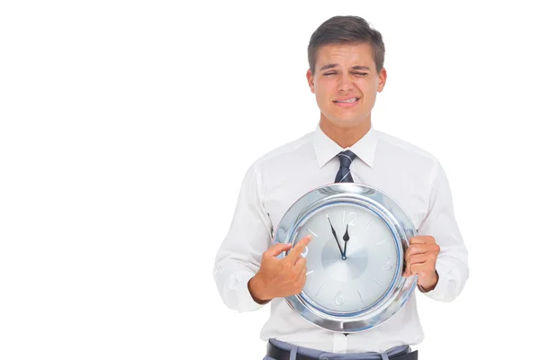 Besorgter Geschäftsmann hält Uhr und zeigt auf sie — Stockfoto