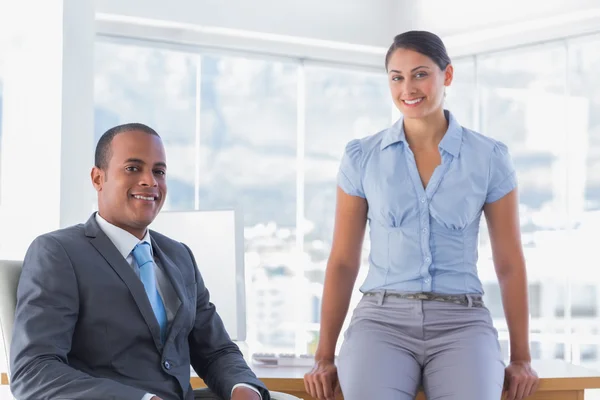 Geschäftspartner lächeln in die Kamera — Stockfoto