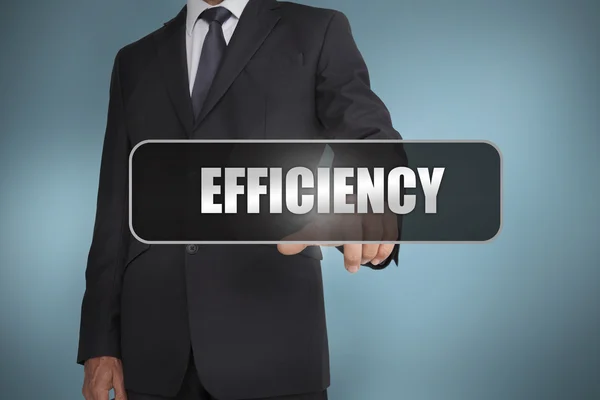 Geschäftsmann berührt das Wort Effizienz auf schwarzer Plakette geschrieben — Stockfoto