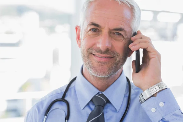 Médecin parlant au téléphone — Photo