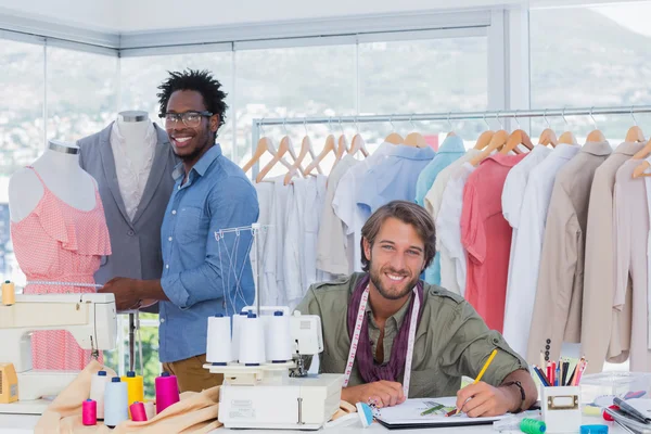 Modeontwerpers kijken naar camera — Stockfoto