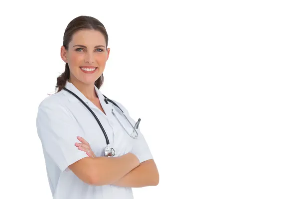Glad sjuksköterska med armarna korsade — Stockfoto