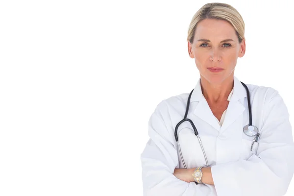 Médico sonriendo con los brazos cruzados — Foto de Stock