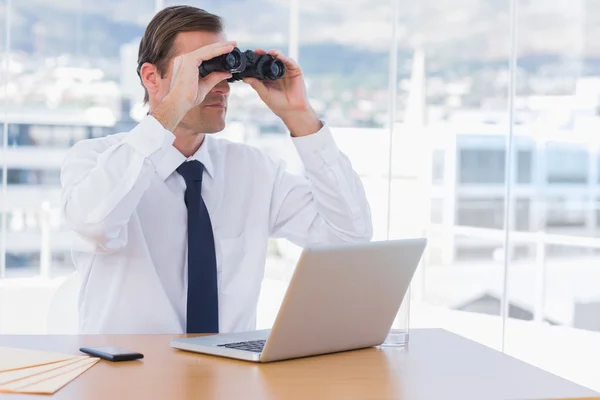 双眼鏡を使用するビジネスマン — ストック写真