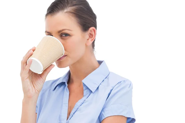 Hübsche Geschäftsfrau trinkt Kaffee — Stockfoto