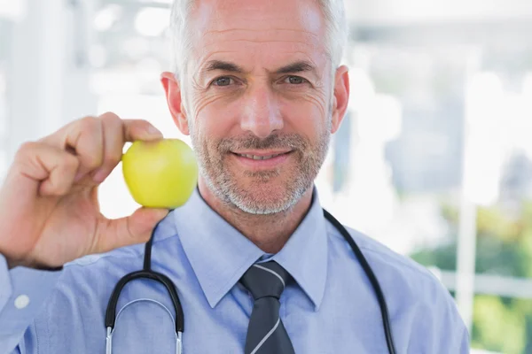 Läkare visar ett äpple — Stockfoto