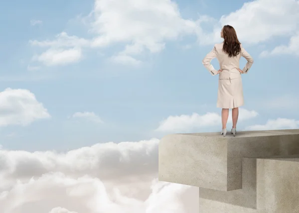 Femme d'affaires regardant l'horizon au-dessus des nuages — Photo