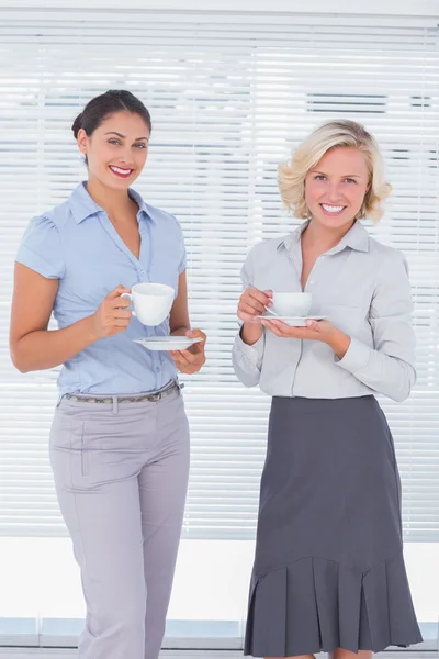コーヒーのカップを保持している 2 人の同僚 — ストック写真