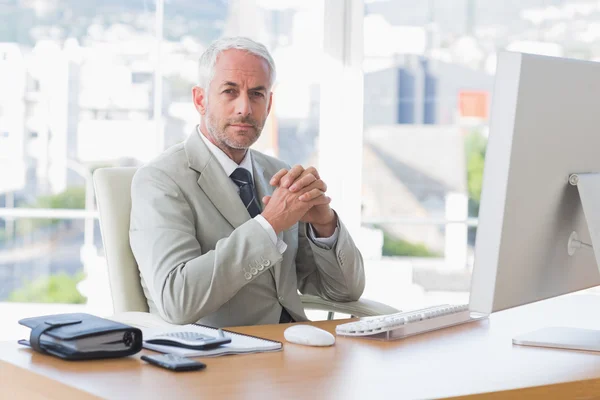 Empresario mirando la cámara — Foto de Stock