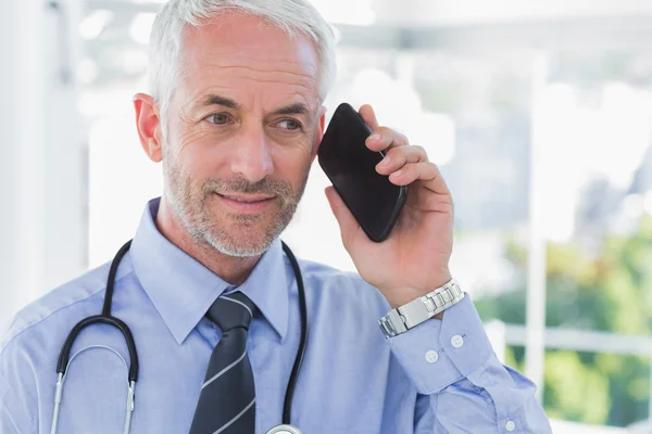 Doctor talking on the phone — Stock Photo, Image