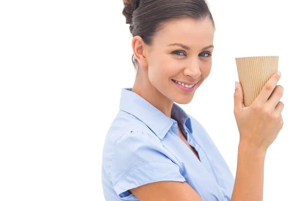 Empresária atraente segurando uma xícara de café — Fotografia de Stock