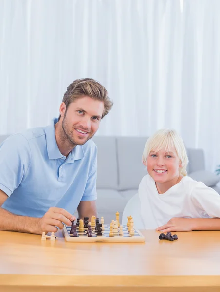 Smiling father playing chess with his son — Stock Photo, Image