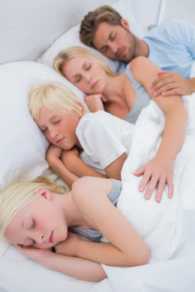 Porträt eines Paares, das mit seinen Kindern schläft — Stockfoto