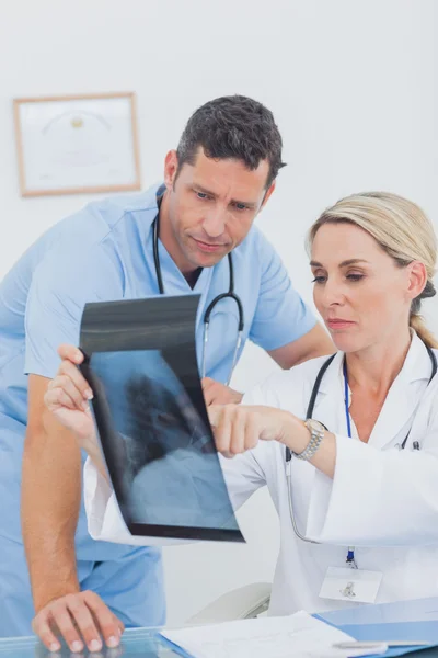 Team of doctors checking an x-ray — Stock Photo, Image