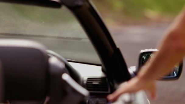 彼の車に座っている幸せな男 — ストック動画