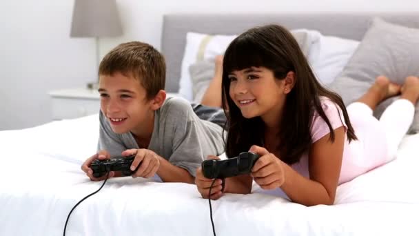 Due bambini che giocano ai videogiochi — Video Stock