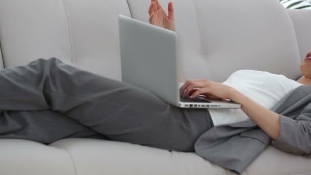 Businesswoman working lying down on a sofa — Stock Video