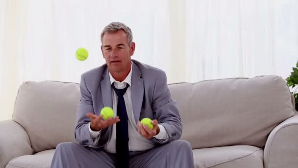 Empresario jugando con pelota de tenis — Vídeo de stock