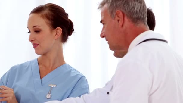Doktorlar birbirleriyle konuşan — Stok video