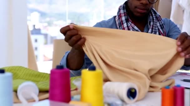Modedesigner som arbetar med ett tyg — Stockvideo