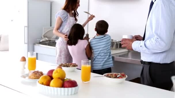 Mutter und ihre Kinder kochen — Stockvideo