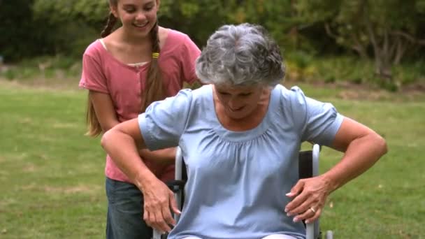 Babička objímání její vnučka — Stock video