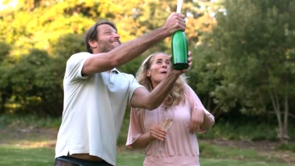 Mann schüttelt eine Flasche Champagner — Stockvideo