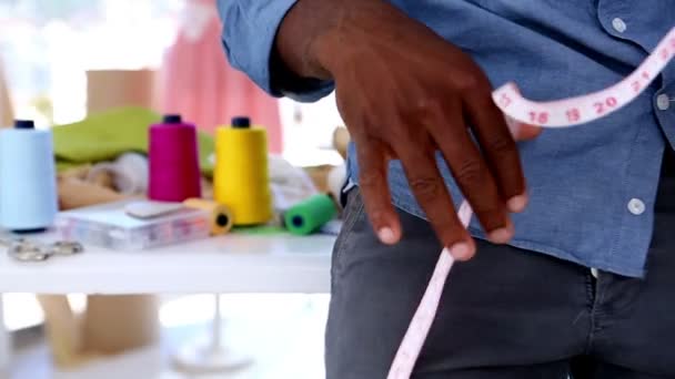 Feliz diseñador de moda colgando una cinta métrica alrededor de su cuello — Vídeos de Stock
