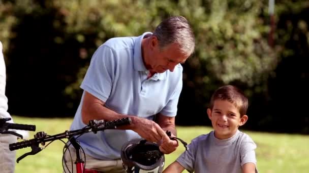 Petits-enfants et grands-parents en vélo — Video