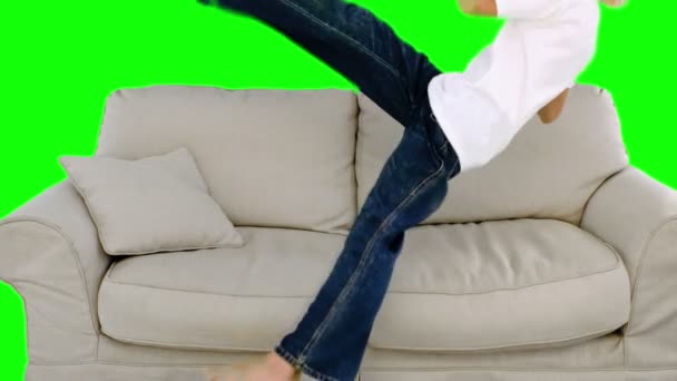 Junge springt auf dem Sofa auf grünem Bildschirm — Stockvideo