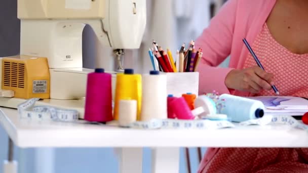 Créateur de mode dessin vêtements pour femmes — Video