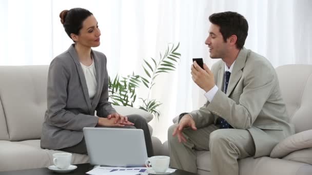 Homem de negócios gravando reunião com colega — Vídeo de Stock