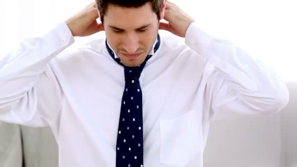 Businssman фіксації його краватку і встаючи — стокове відео