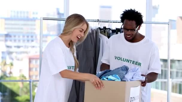 Voluntários armazenando roupas — Vídeo de Stock