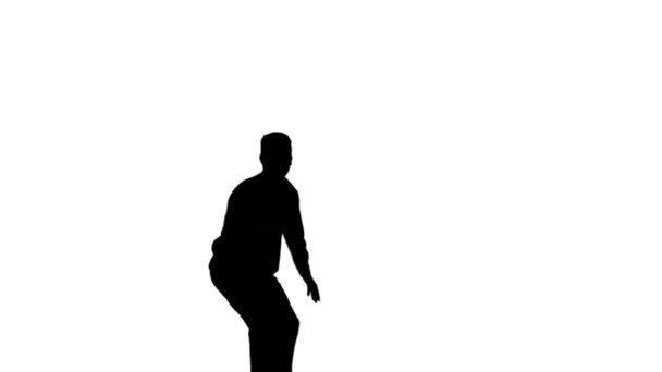 Silhouette dell'uomo che salta alzando le gambe su sfondo bianco — Video Stock