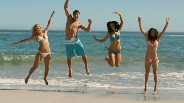 Joven alegre saltando en la playa — Vídeos de Stock