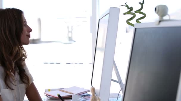 창의적인 사무실에서 웃는 여자 — 비디오