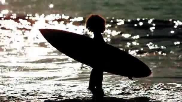 女人走出大海的剪影 — 图库视频影像