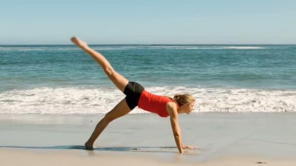 Woman doing exercises at the beach — Stock Video