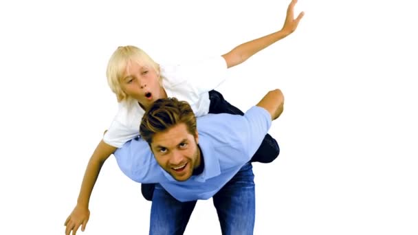 白い背景の上彼の父の貯金箱の背中を持つ息子 — ストック動画
