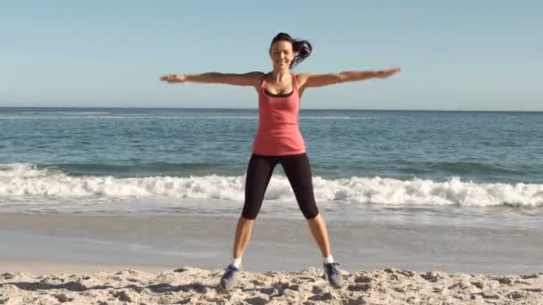 Felice donna attraente che lavora sulla spiaggia — Video Stock