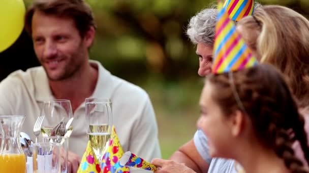 Família celebrando um aniversário no jardim — Vídeo de Stock