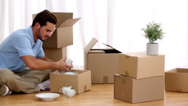 Man unpacking tableware — Stock Video